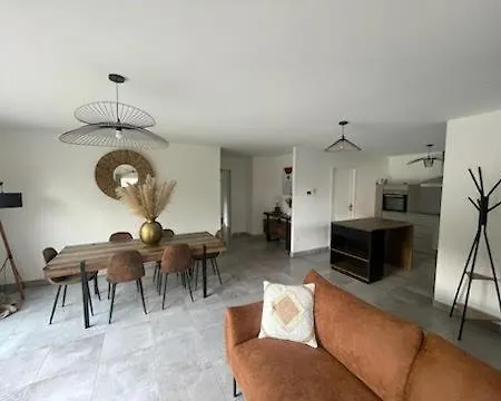 Casa de Férias Charmante Maison Neuve *